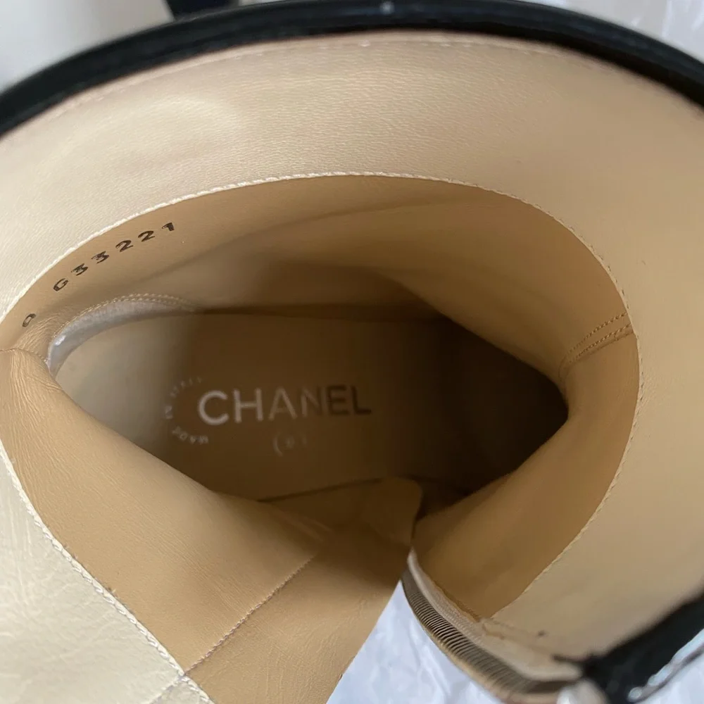 SOLD☄️ON TRADESY DEFECTIVE CHANEL RUNWAY ‘ASTRONAUT’ COLLECTION BOOT - Picture 4 of 15